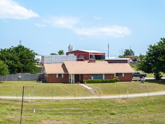 1409 N Iowa St, Shamrock, TX 79079