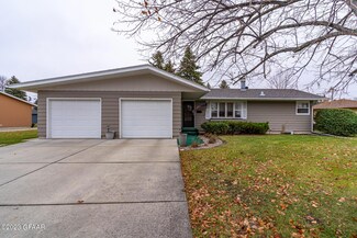 1406 Stephens Dr, Crookston, MN 56716