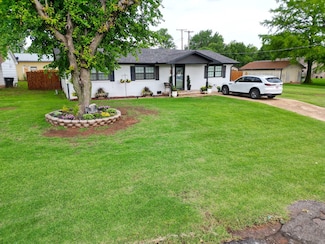 216 S Apache Ave, Binger, OK 73009