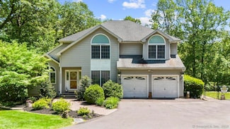 17 Raven Crest Dr, Bethel, CT 06801