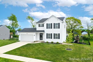 454 Oak View Dr, Middleville, MI 49333