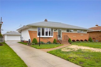 253 E Parkleigh Dr, Independence, OH 44131