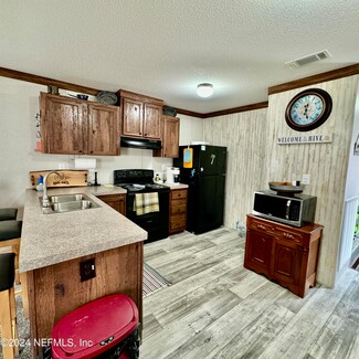 106 Poinciana Dr, Interlachen, FL 32148