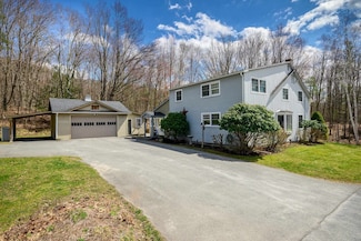 924 Henderson Rd, Pownal, VT 05261