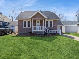 811 S 7th Ave W, Newton, IA 50208