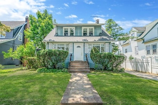 10 Leach St, Lynbrook, NY 11563