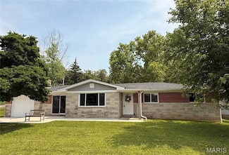 65 E Lakewood Dr, Fenton, MO 63026