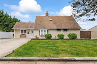 20 Forester Ln, Levittown, NY 11756