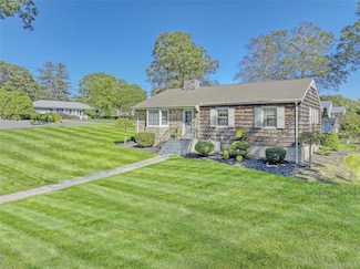 750 Mayflower Rd, Mattituck, NY 11952