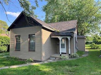 1032 W Pearl St, Staunton, IL 62088