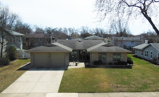 206 Freeport Dr, Bloomingdale, IL 60108