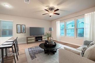 371 Huisache St, Lake Jackson, TX 77566