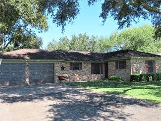 2006 W Norris St, El Campo, TX 77437