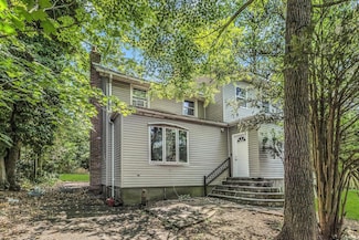 117 Glenwood Rd, Glenwood Landing, NY 11547