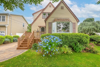3853 Lincoln St, Seaford, NY 11783
