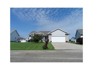 190 Pleasant Creek Dr, Palo, IA 52324