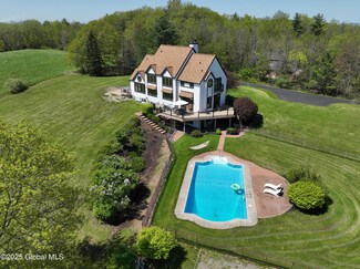 16 Timberland Dr, East Greenbush, NY 12061