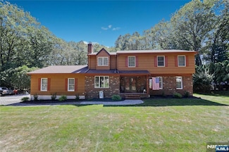 88 Manor Dr, Ramsey, NJ 07446