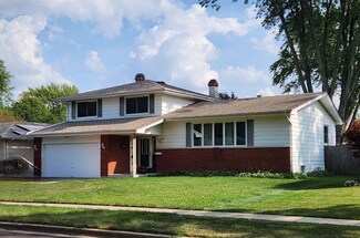 1955 Country Knoll Ln, Elgin, IL 60123