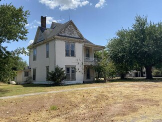 317 W Walnut St, Whitewright, TX 75491