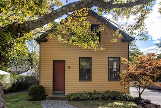 9 Acushnet Rd, Mattapoisett, MA 02739