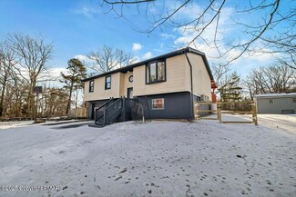 352 Mallard Ln, Bushkill, PA 18324