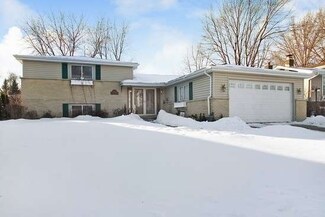 2216 N Kennicott Dr, Arlington Heights, IL 60004