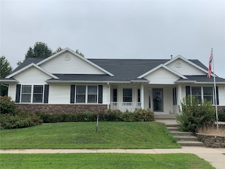 199 Shelly Dr, Robins, IA 52328