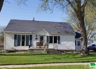 823 5th St, Hull, IA 51239
