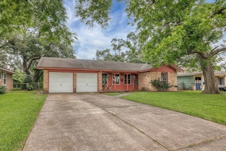 107 Ash Ln, Lake Jackson, TX 77566