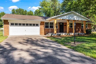 1308 S Madison Ave, Aurora, MO 65605