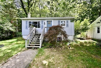 32 Sachem Rd, Lake Hopatcong, NJ 07849