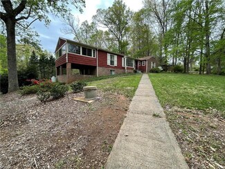 3540 Lakeview Dr, Pfafftown, NC 27040