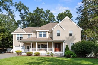 44 Pillings Pond Rd, Lynnfield, MA 01940