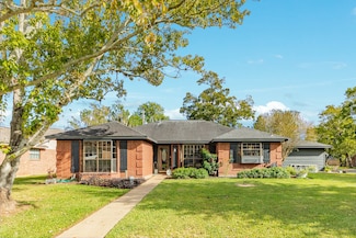 204 Sugar Cane Trace, Lake Jackson, TX 77566