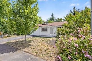 315 School House Rd, Talent, OR 97540