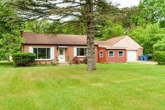 10063 N Riverview Dr, Plainwell, MI 49080