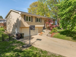 1481 Laurel Cir, Cedar Falls, IA 50613