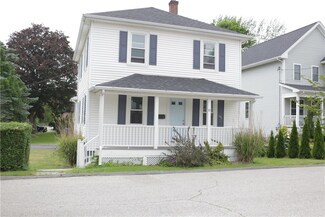 33 Center St, Bristol, RI 02809