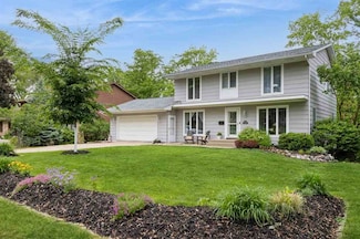 2232 Birchwood Dr NE, Cedar Rapids, IA 52402