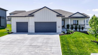 10221 Osprey Ln, Papillion, NE 68046