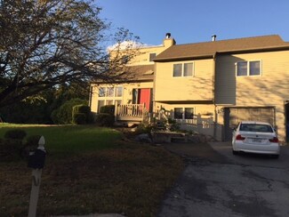 10 Valley View Cir, Cranston, RI 02921