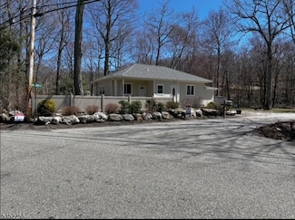 86 Dunham Rd, Hewitt, NJ 07421
