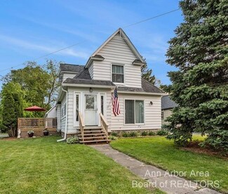 24 E Shore Dr, Whitmore Lake, MI 48189