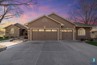 905 W Ralph Rogers Rd, Sioux Falls, SD 57108