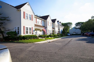 78 Stratford Green, Farmingdale, NY 11735