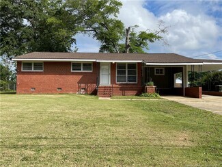 428 W Cole Ave, Raeford, NC 28376
