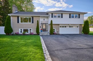 5 Rando Ln, Waltham, MA 02451