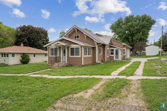 207 W 3rd St, Alcester, SD 57001