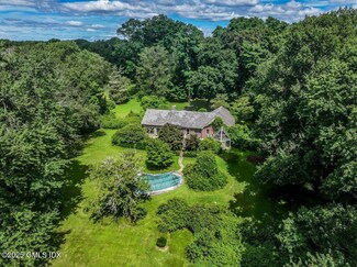 32 Locust Rd, Greenwich, CT 06831